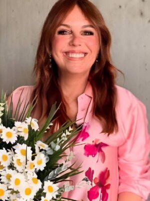 A Nossa Tarde Tânia Ribas de Oliveira Floral Print Satin Blouse